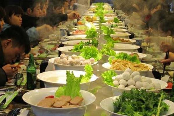 逛呲涮吧农民旋转小火锅加盟好不好？价格实惠加盟费不高