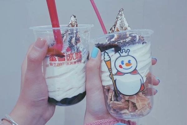蜜雪冰城开店的话一月能赚多少钱？月入上万难吗？