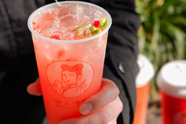 选择沪上阿姨奶茶加盟，告别贫穷，拥抱富裕！